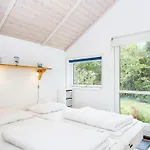 8 Person In Allingabro-by Traum *